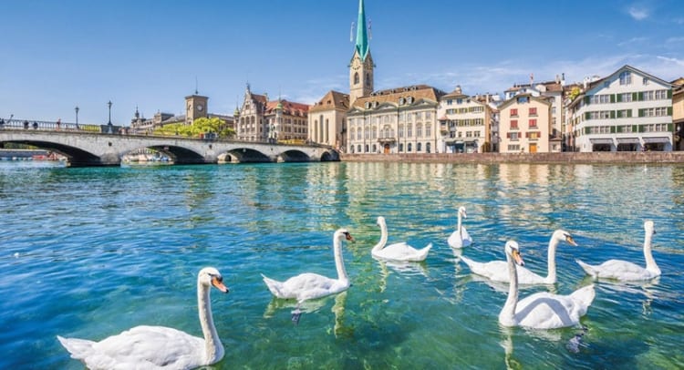 Hồ Zurich với làn nước trong xanh, phản chiếu đầy lấp lánh