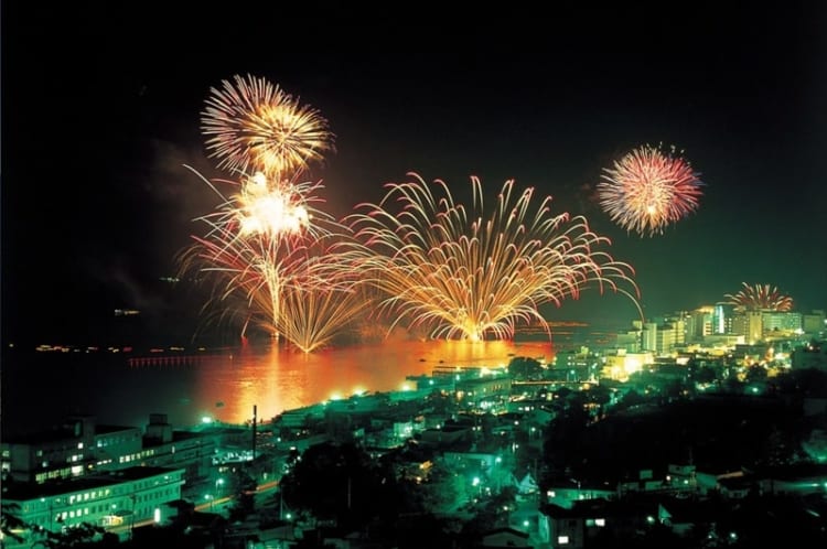 Lễ hội pháo hoa bùng nổ tại hồ Toya
