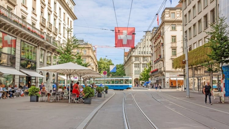 Bahnhofstrasse, con đường nhộn nhịp phù hợp với các tín đồ yêu thích mua sắm