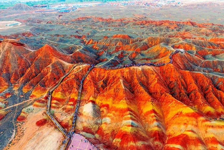 Các dãy núi đa sắc màu nổi bật giữa nền trời xanh tại công viên địa chất Trương Dịch Đan Hà 